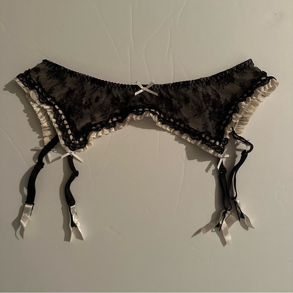 Victoria’s Secret Sexy Little Things black Lace Garter Belt with Ruffle Trim XS